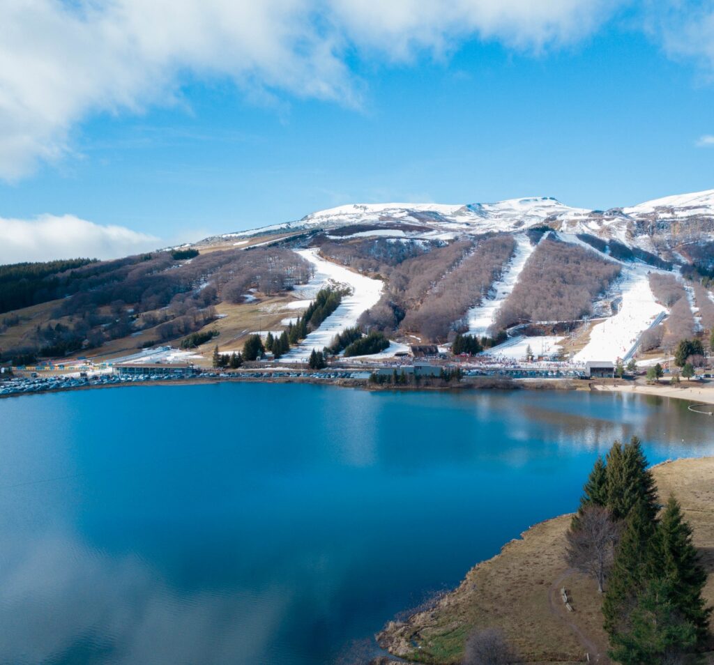 photo aérienne d'un lac en montagne photo aérienne d'un lac en montagne