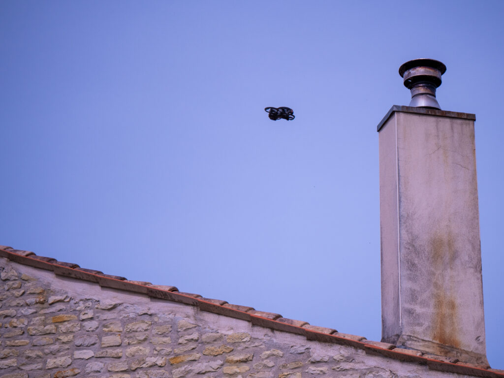 photo de drone au dessus d'un toit de cheminée photo de drone au dessus d'un toit de cheminée